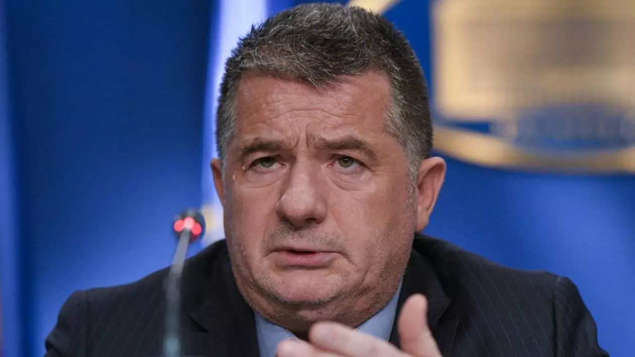Traian Preoteasa, directorul CFR Călători în timpul unei conferințe de presă la Palatul Victoria