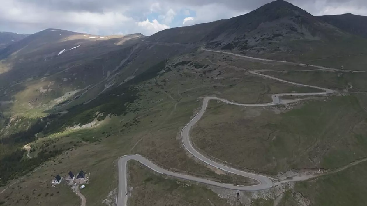 Drumul Transfagarasan, in zare se vede muntele