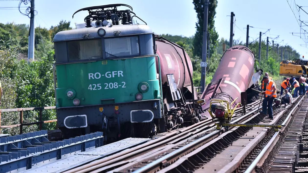 Tren GFR cu vagoane cisternă deriat, în județul Dolj. Imagine din 2018.