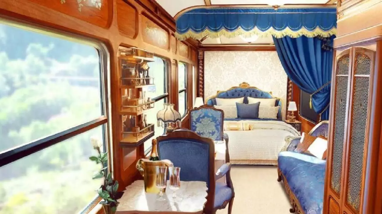 Cabină de tren cu mobilă de lux, în stil vintage