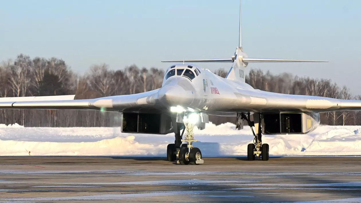 Bombardierul strategic Tupolev TU-160M, pregătindu-se de un zbor de exercițiu