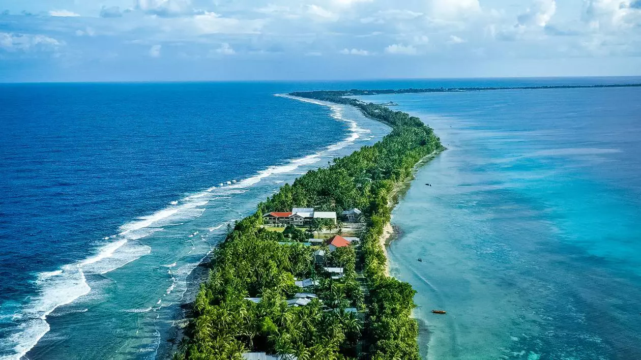 Panoramă din Tuvalu, țara este înconjurată de ape, iar casele au fost construite în mijlocul pădurilor exotice