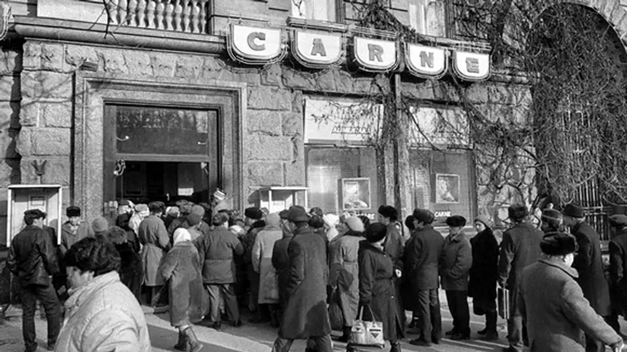 Coada la alimente in comunism