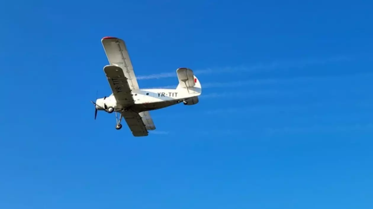 În imagine este ilustrat un avion alb aflat în timpul zborului