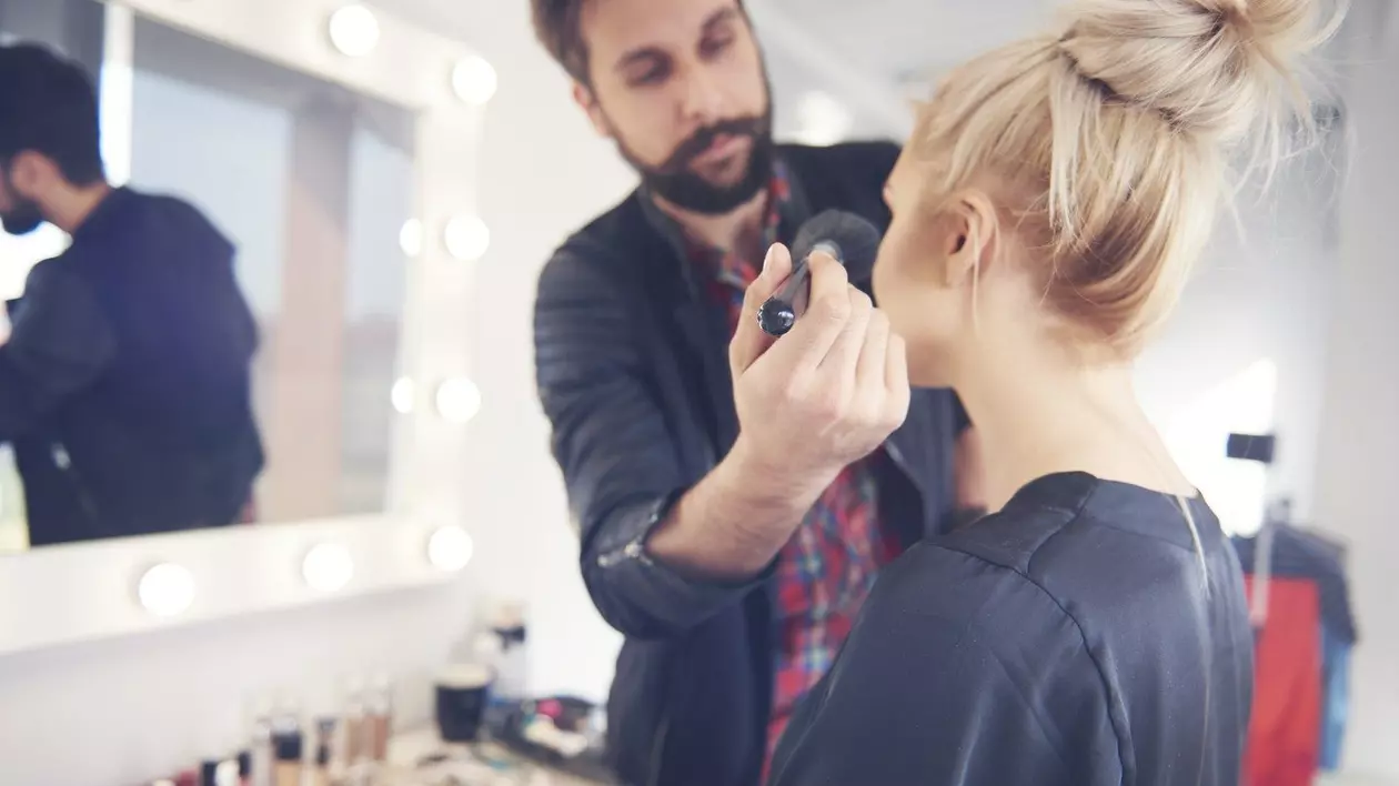 Un bărbat, make-up artist, machiază o femeie. Imagine cu caracter ilustrativ Foto: Profimedia