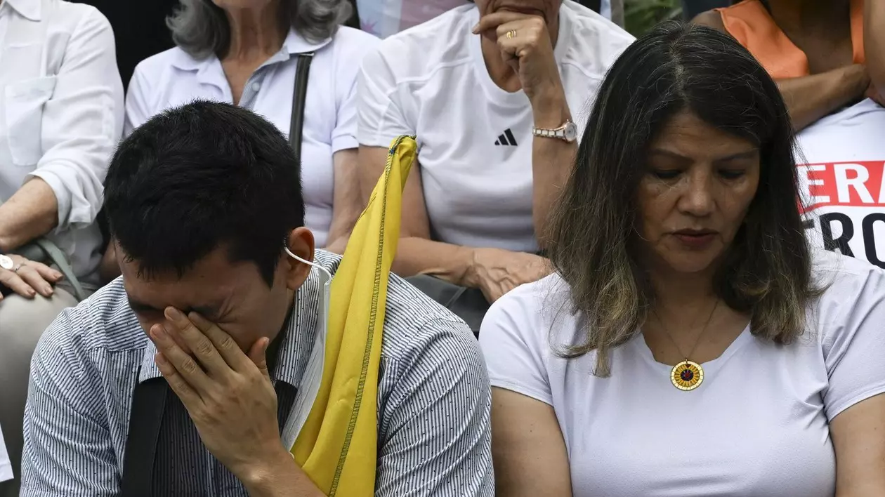 Un bărbat plânge la o manifestație antiviolență, pe 8 iunie 2025, la Cali, după împușcarea senatorului Migue Uribe Foto: Profimedia