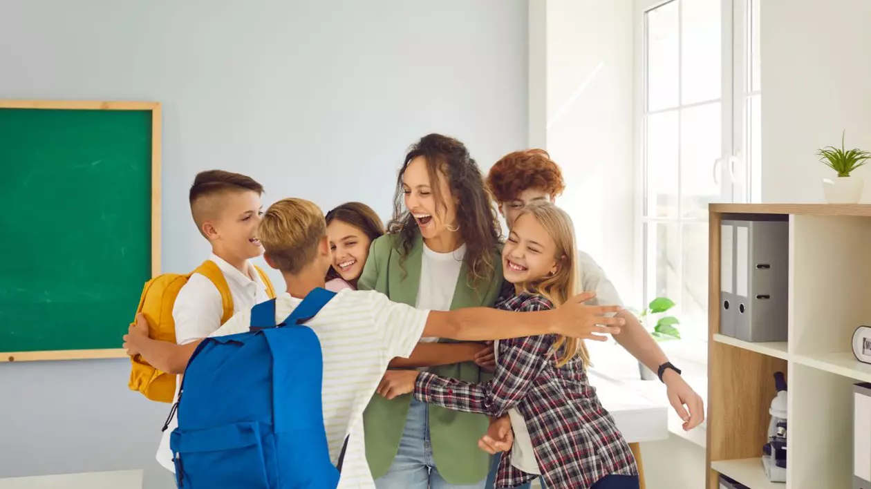 elevi care își îmbrățișează profesoara în ultima zi de școală