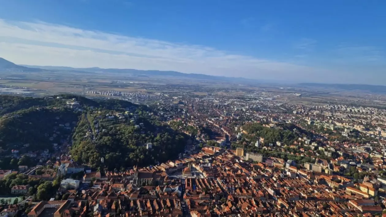 Vedere panoramică a Brașovului de pe Tâmpa, într-o zi senină