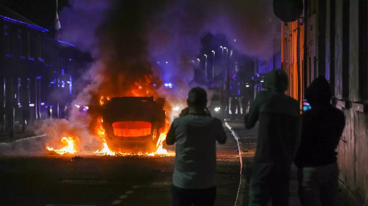 Vehicul incendiat în timpul violențelor din Ballymena, în Irlanda de Nord Foto: Profimedia