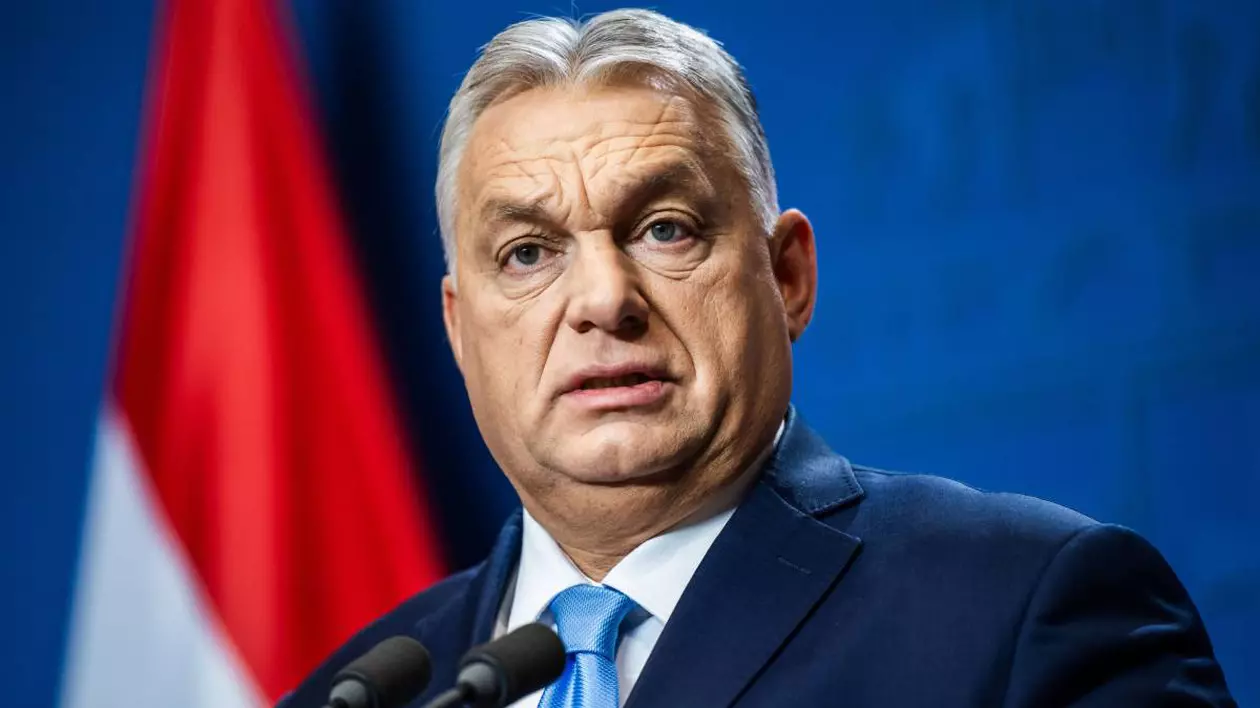 Premierul Ungariei, Viktor Orban, îmbrăcat la costum cu o cravată albastră, în timpul unei conferințe de presă.