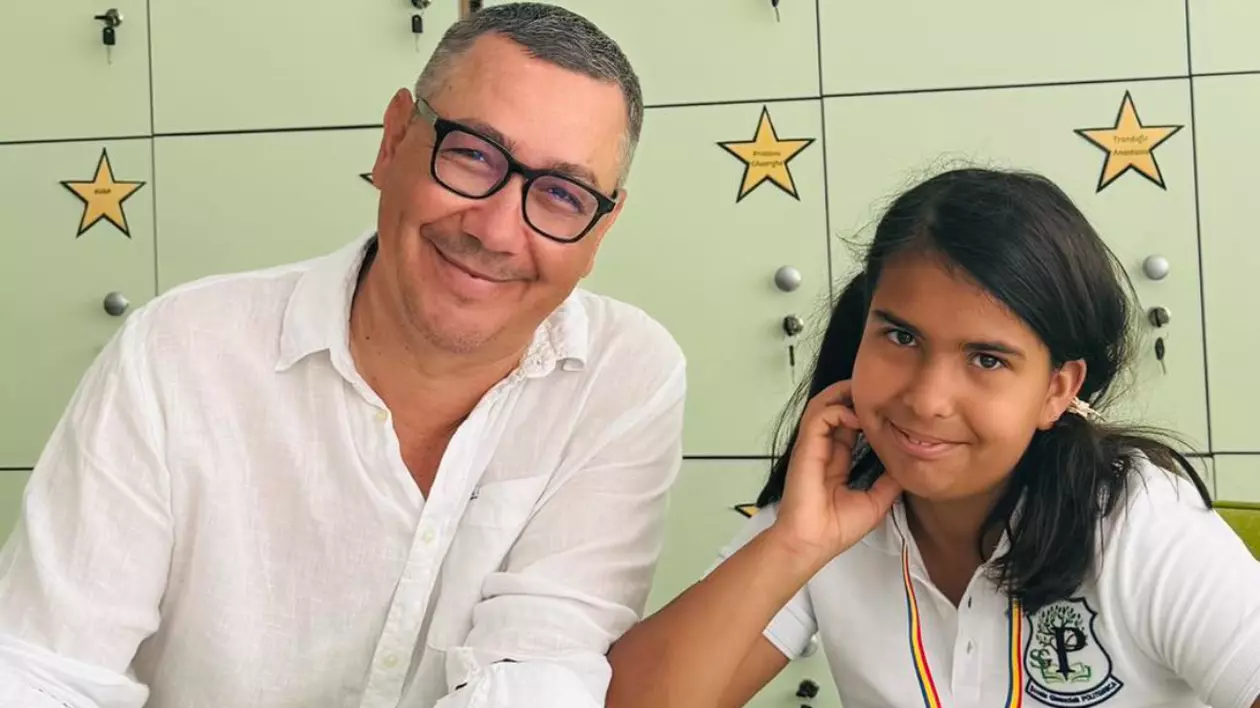 Imagini noi cu Maria, fetița adoptată de Victor Ponta și Daciana Sârbu. Deși au divorțat, cei doi au apărut împreună la școala micuței