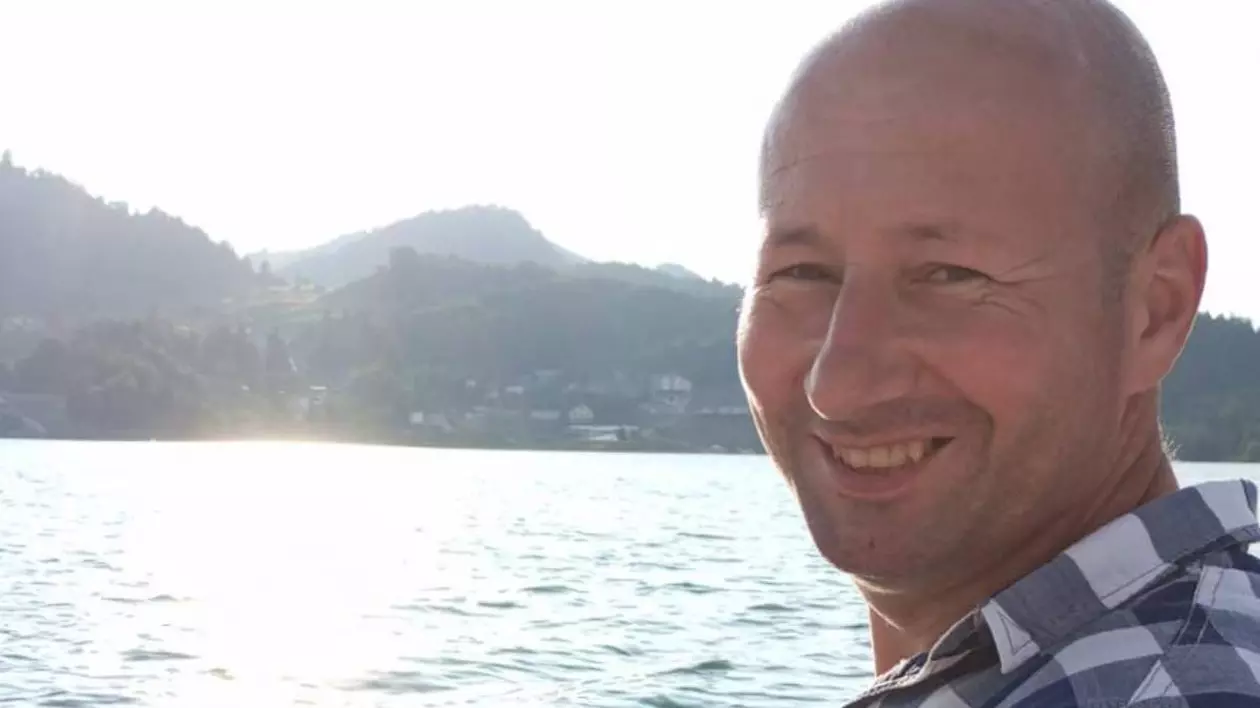 Poză cu marinarul dispărut de la bordul fregatei „Regele Ferdinand”. Viorel Culea este surprins zâmbind în timp ce se află într-o barcă