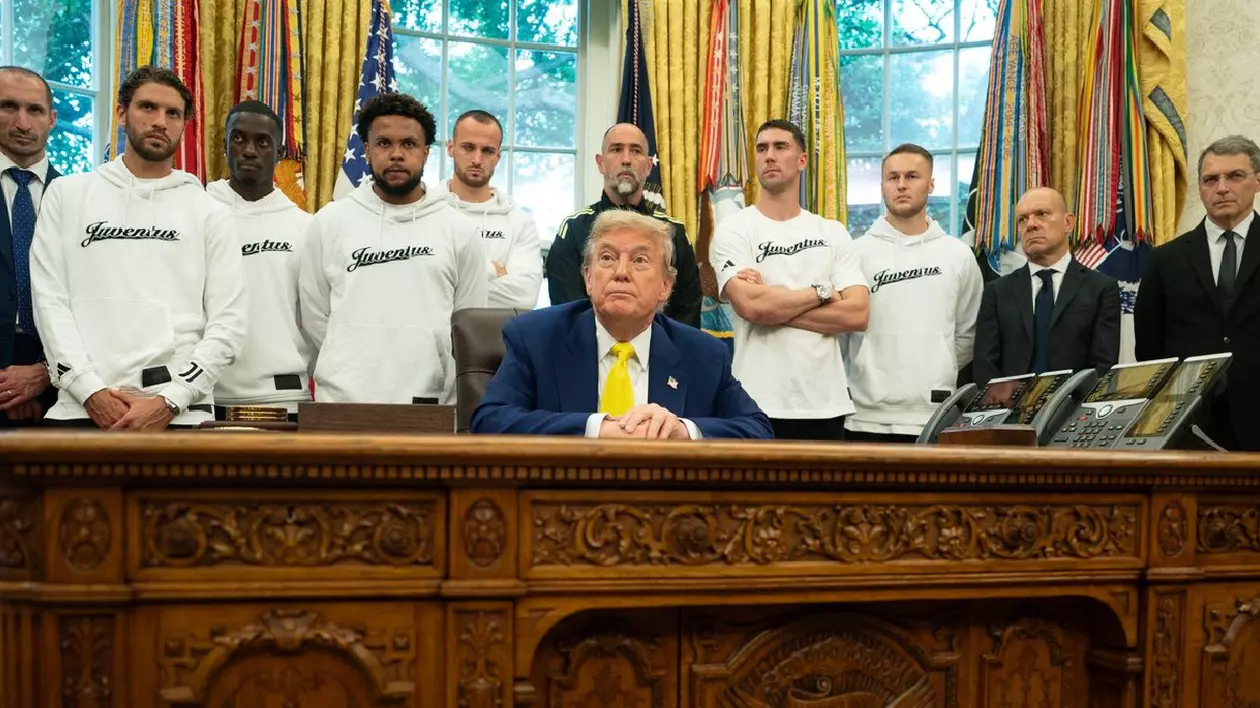 Președintele Donald Trump s-a adresat presei cu jucătorii de la Juventus în spatele său, inclusiv internaționalii Statelor Unite Timothy Weah și Weston McKennie