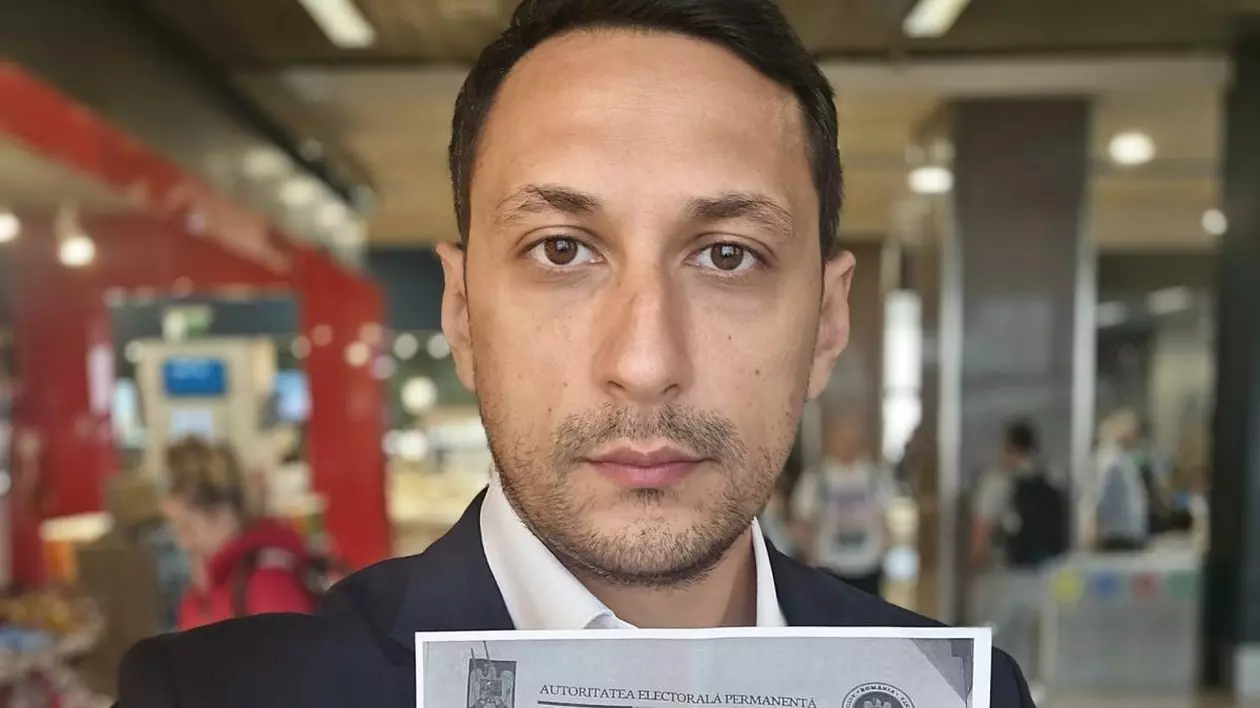 Europarlamentarul Vlad Gheorghe ține în mână documentul cu amenda AEP, luată pentru că l-a susținut pe Nicușor Dan la alegerile prezidențiale