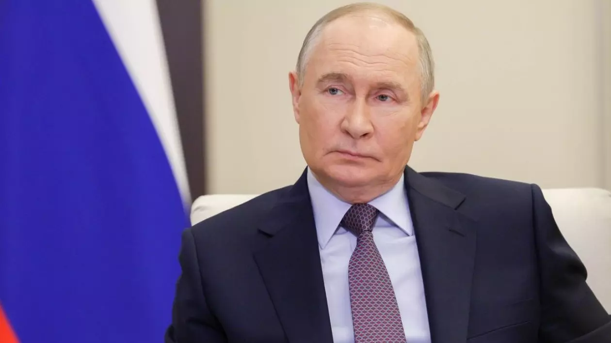 Vladimir Putin, serios, in sacou negru si cravta, alaturi de un steag al Rusiei