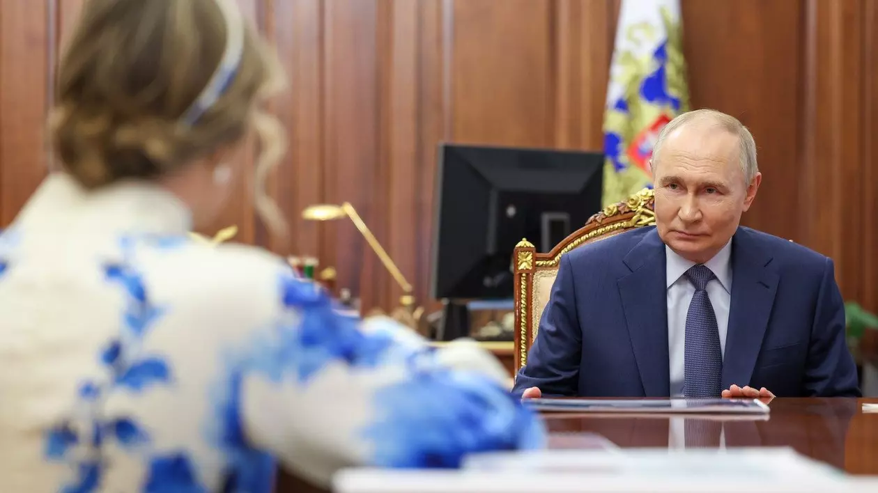 Vladimir Putin, filmat luni, 2 iunie, la o întâlnire cu comisarul Maria Lvova-Belova. Cei doi sunt acuzați crime de război în Ucraina Foto: Profimedia