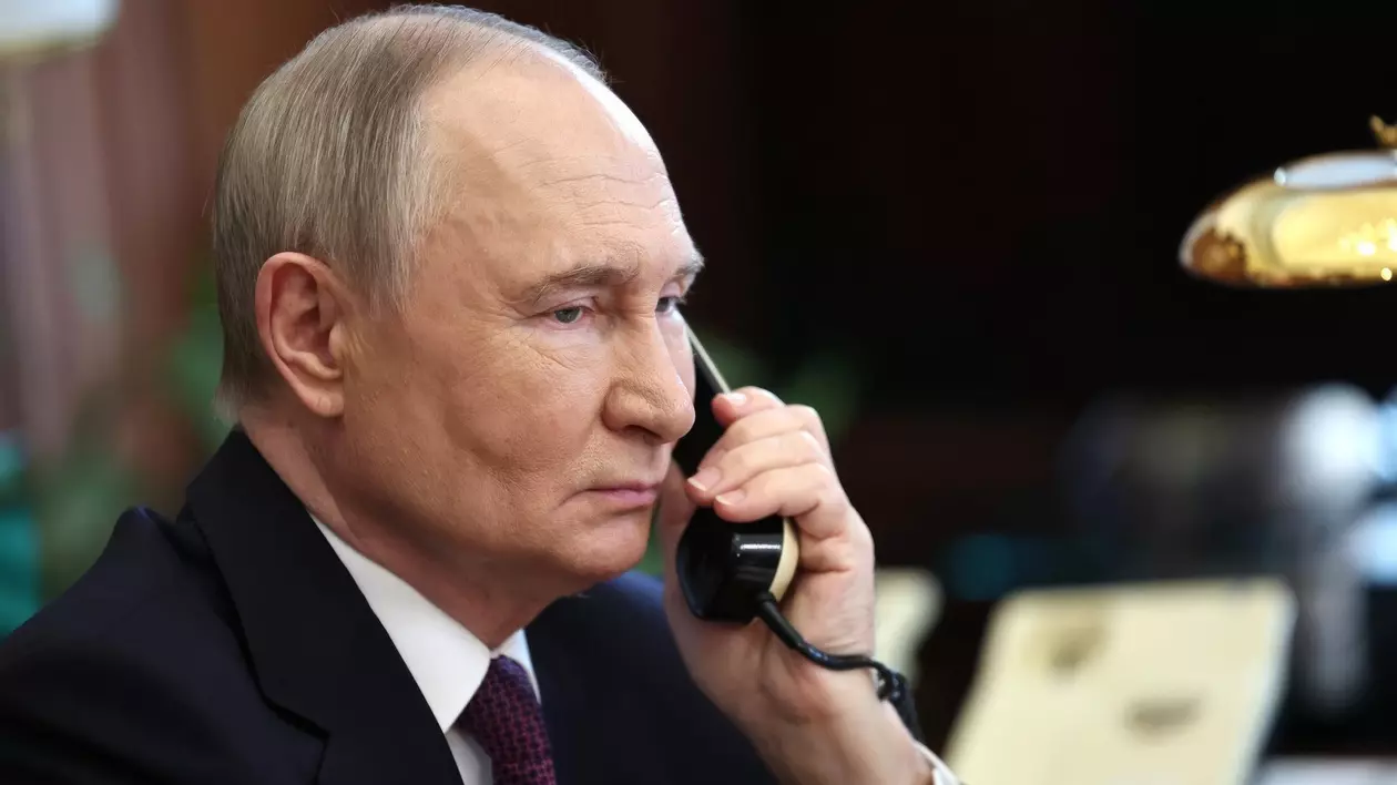 Vladimir Putin surprins în timp ce ține telefonul la ureche