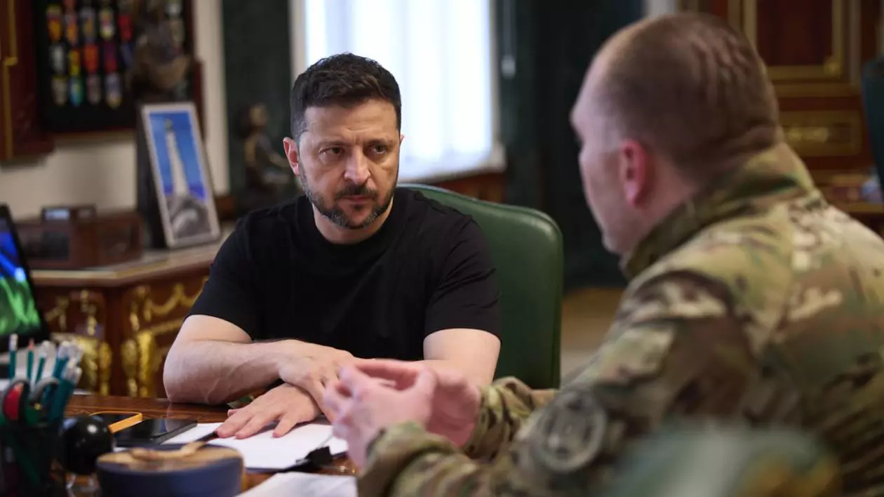 Volodimir Zelenski alături de Șeful Serviciului de Securitate al Ucrainei, Vasyl Maliuk, în momentul în care acesta prezintă raportul operațiunii din Rusia.