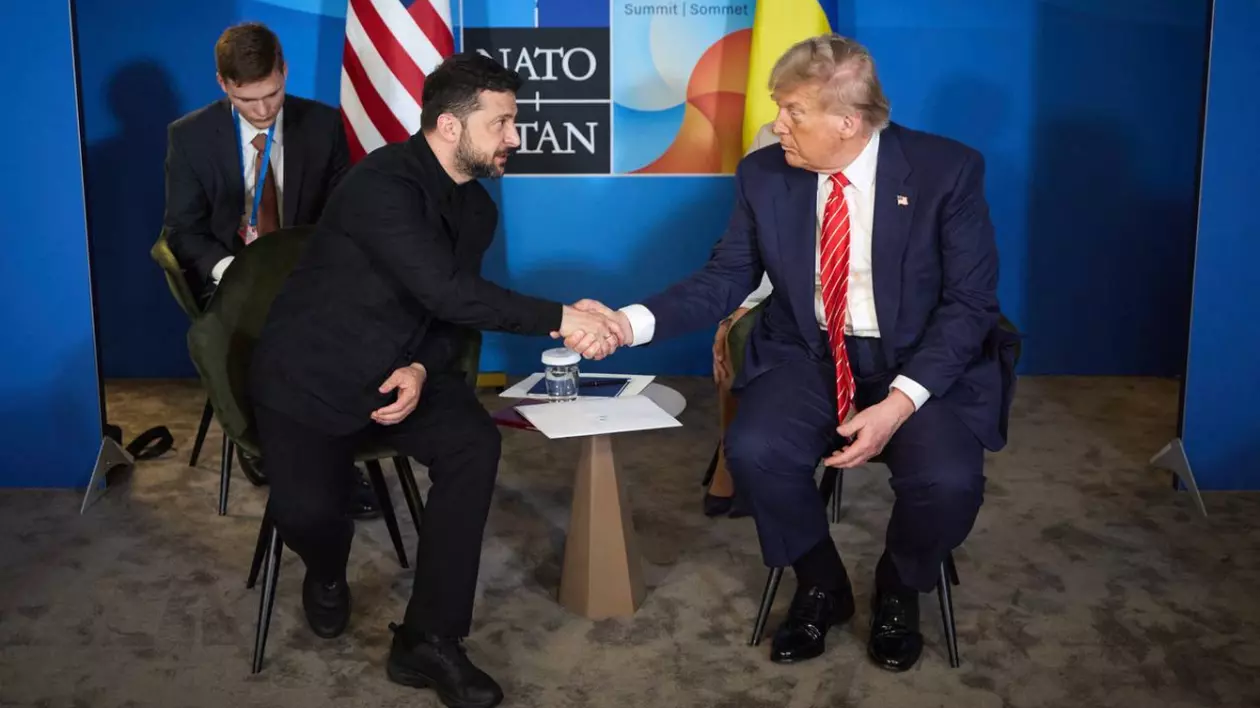 Volodimir Zelenski și Donald Trump, la summitul NATO de la Haga. Cei doi stau pe scaune unul lângă celălalt și dau mâna. Zelenski e îmbrăcat cu un costum complet negru, Trump e îmbrăcat cu un costum albastru, cămașă albă și cravată roșie. În spatele lor, sigla NATO, încadrată de steagurile SUA și Ucraina Foto: Profimedia