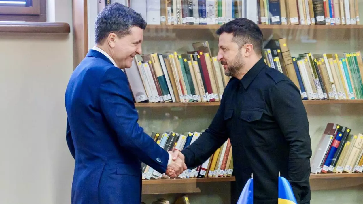Nicușor Dan (stânga) și Volodimir Zelenski (dreapta) surprinși în timp ce-și strâng mâna la Vilnius, înainte de discuții