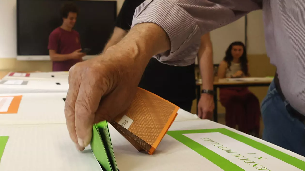 Bărbat care introduce în urnă buletinul de vot la o secție din Roma, pe 8 iunie 2025