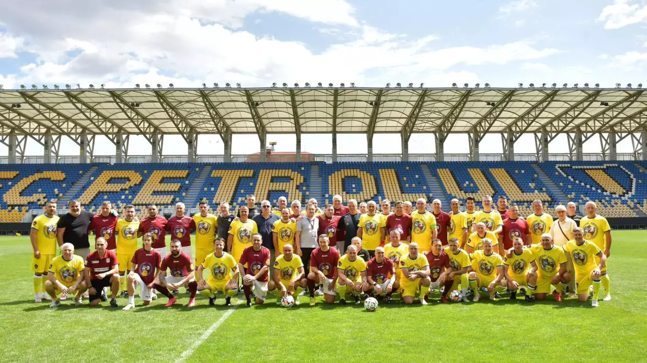 Fotografie de grup pe stadionul Ilie Oană din Ploiești cu jucătorii ecipelor Petrolul și Rapid din 1995 - 21 iunie 2025