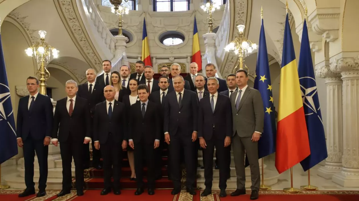 Membrii Guvernului Ilie Bolojean se fotografiază alături de președintele Nicușor Dan la Palatul Cotroceni, iunie 2025.