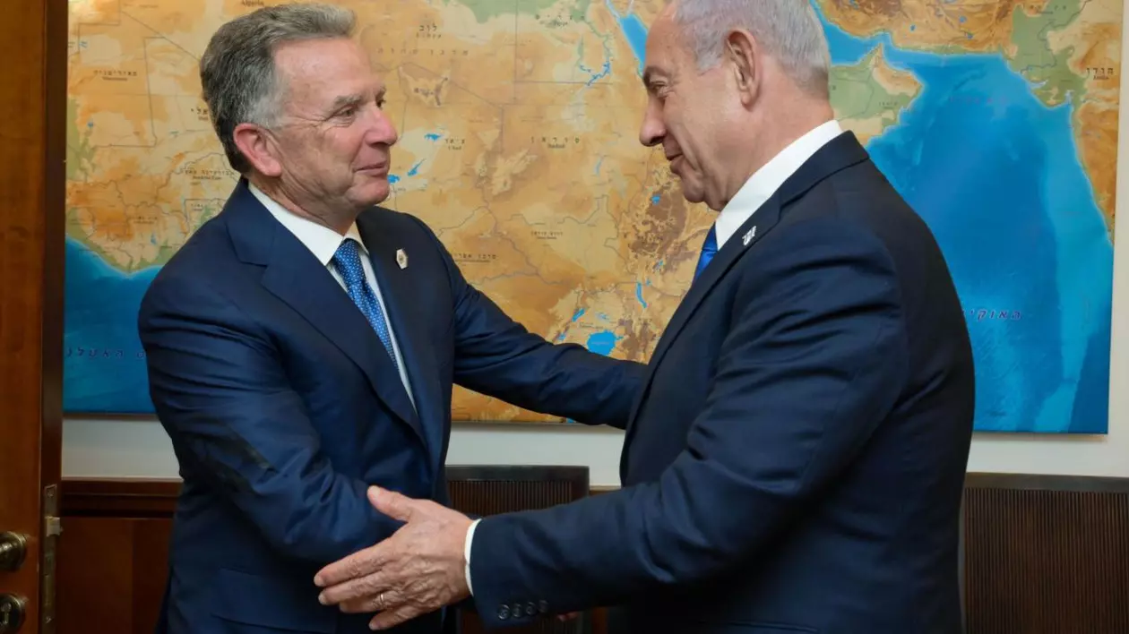 Prim-ministrul Israelului, Benjamin Netanyahu (dreapta), îl salută pe trimisul special al președintelui american Donald Trump pentru Orientul Mijlociu, Steve Witkoff, înainte de întâlnirea lor de la biroul din Ierusalim