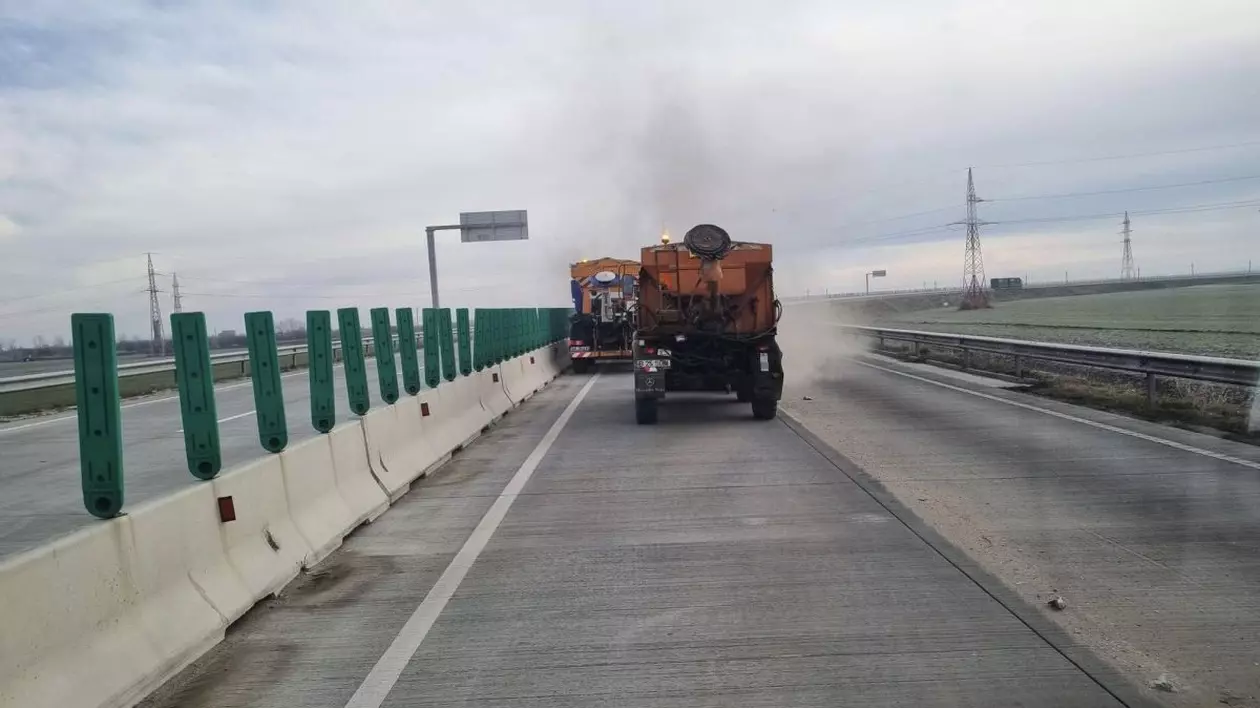 Două utilaje circulă pe un tronson de drum expres aflat în execuție, iunie 2025