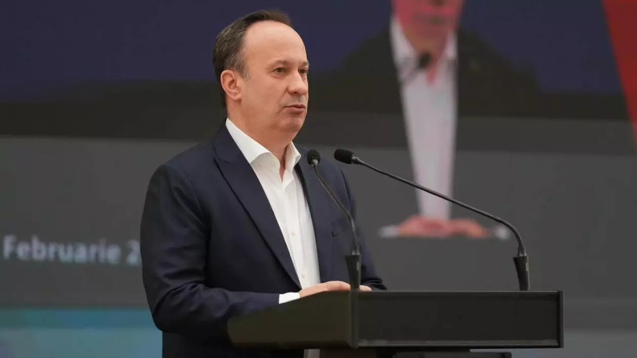 Fostul ministru al Finanțelor, Adrian Cîciu, în timpul unei ședințe PSD, ține un discurs la pupitrul de pe scenă