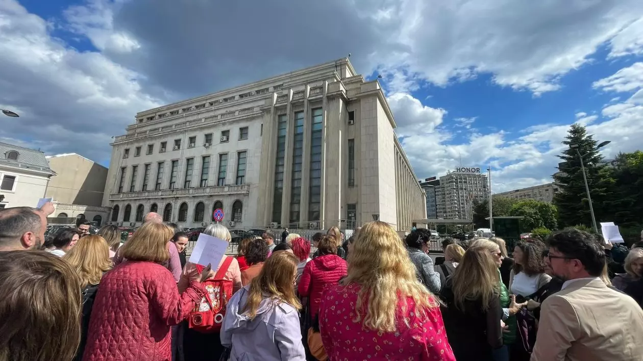 Angaja&#539;ii din Guvernul Bolojan reac&#539;ioneaz&#259;: &bdquo;8 osp&#259;tari ai RAAPPS, transforma&#539;i peste noapte &icirc;n simboluri ale risipei&rdquo;