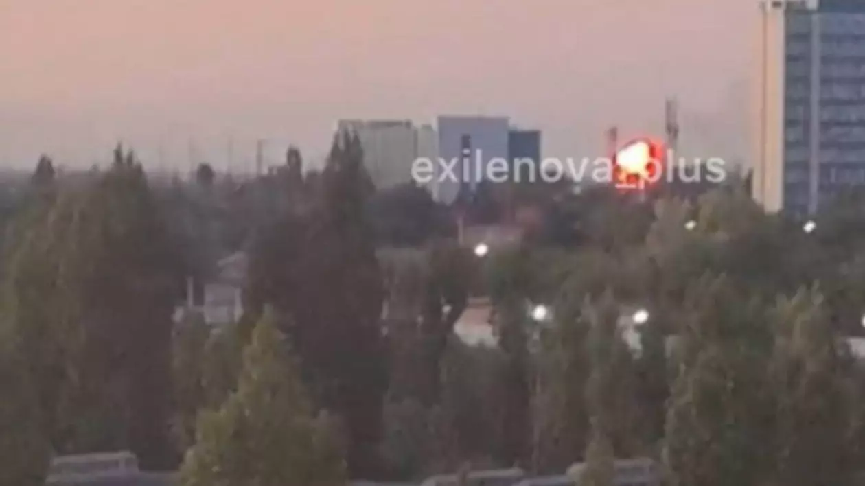 Imagine cu o bilă de foc deasupra unei uzine din Azov, Rusia