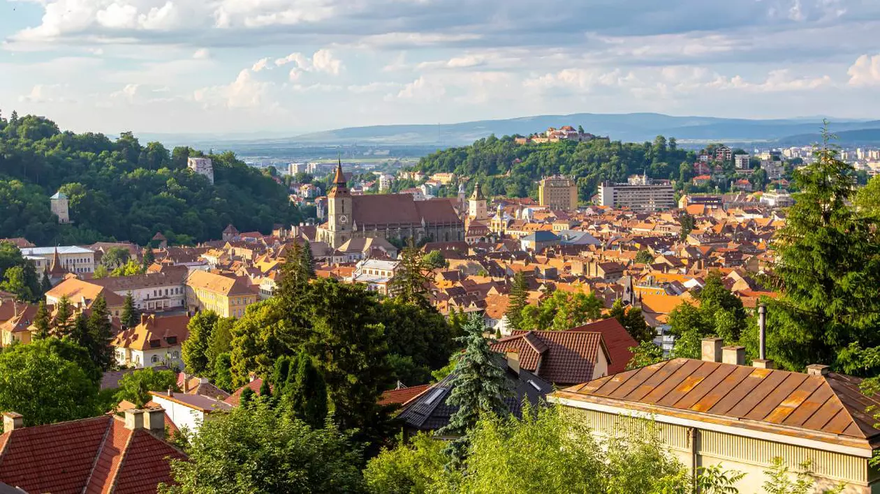 Centrul orașului Brașov și Biserica Neagră văzute de sus, în timpul primăverii