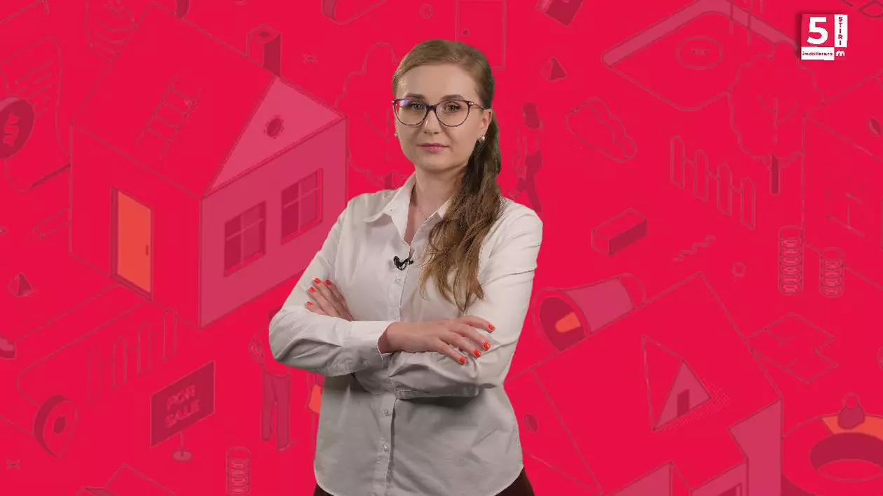 Corina Vârlan, gazda rubricii 5 știri Imobiliare.ro, poartă o cămașă albă și e așezată pe un fundal roșu