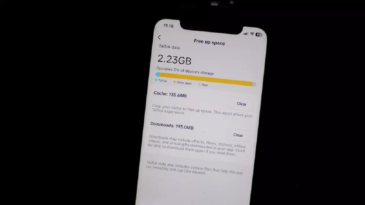 Pe un fundal negru, se vede un telefon, care arata cat spatiu liber de stocare se mai afla pe un telefon android