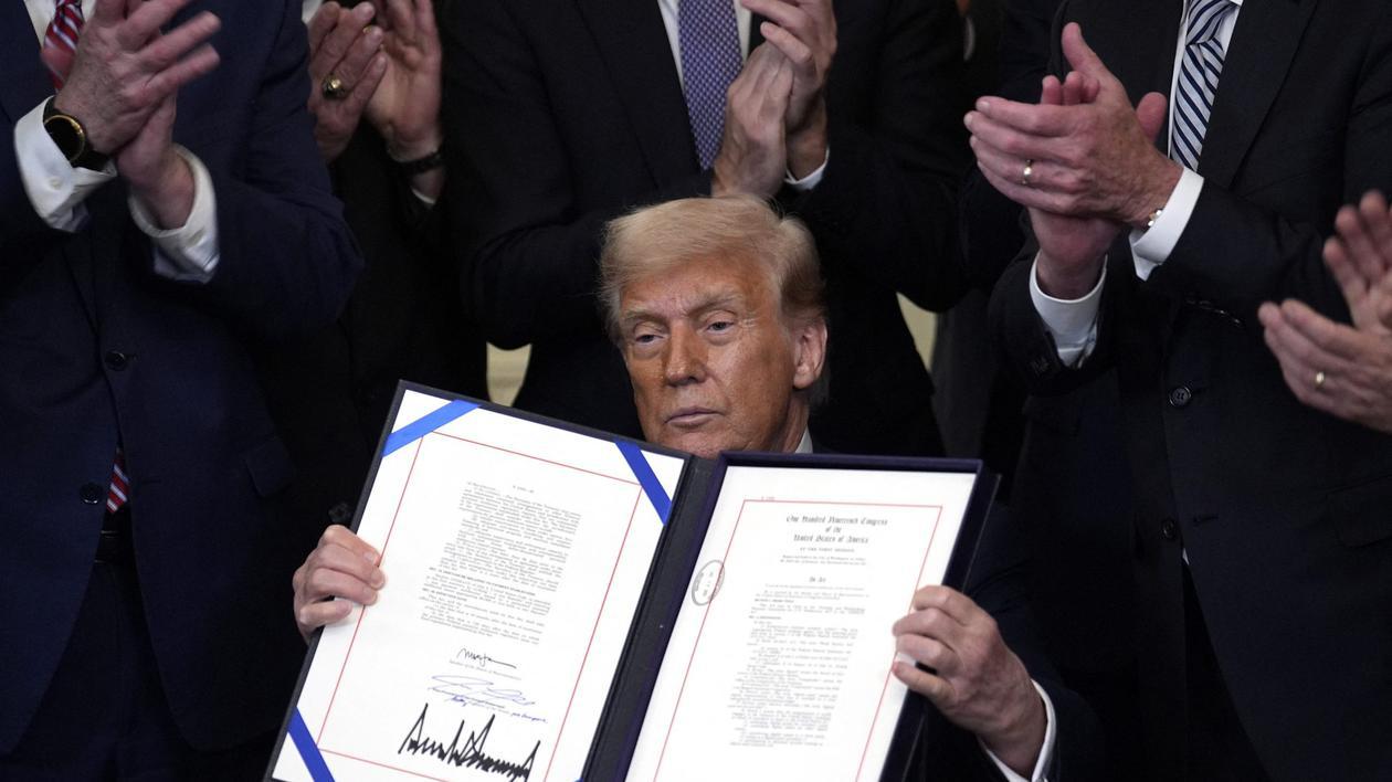 Donald Trump a semnat legea GENIUS, un ajutor pentru industria criptomonedelor: &bdquo;Au numit-o dup&#259; mine&rdquo;