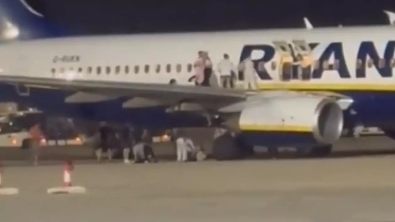 Evacuare de urgență după izucnirea unui incendiu la un avion Ryanair pe Aeroportul din Palma de Mallorca Captură X @Telegraph