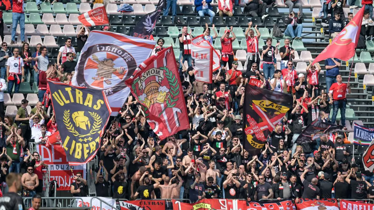Suporterii echipei italiene AC Monza scandează în tribune în timpul meciului cu Venezia, din deplasare, 12 aprilie 2025