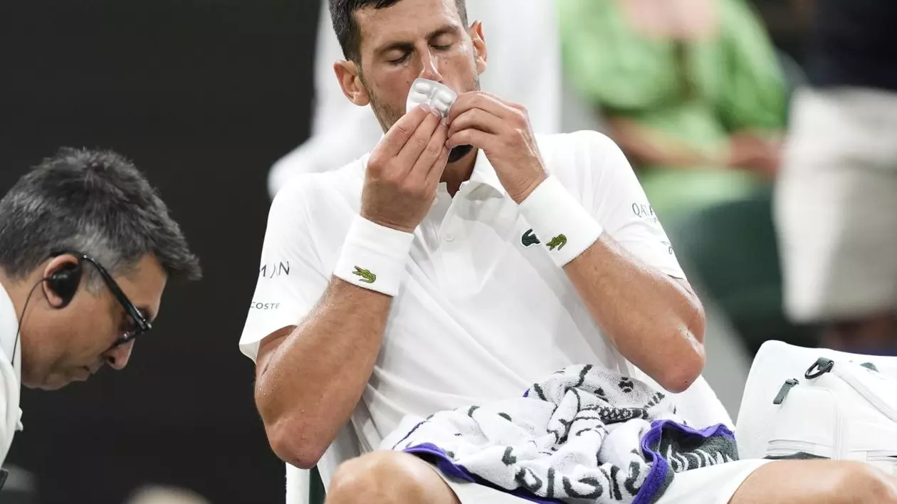 Novak Djokovic stă pe scaun cu ochii închiși și ia niște pastile în timpul unei pauze medicale în setul 3 al meciului din prima rundă de la Wimbledon împotriva francezului Alexandre Muller, iulie 2025