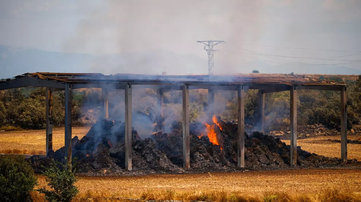 Un fermier &#537;i un muncitor au murit, ascun&#537;i sub bolovani, dup&#259; ce au &icirc;ncercat s&#259; scape cu ma&#537;ina de un incendiu uria&#537;