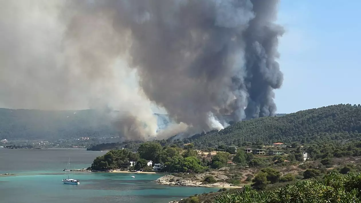 Imagine cu fumul care se ridică la cer, în timpul incendiului din Halkidiki - 2 iulie 2025
