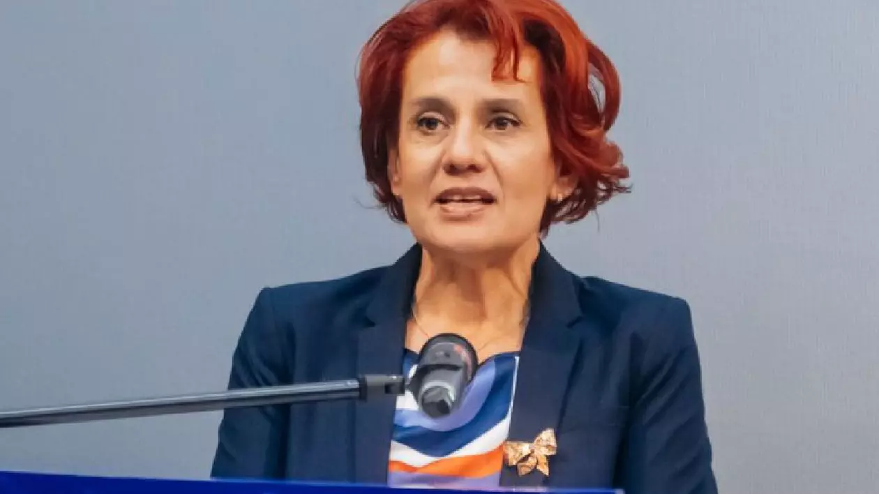 Ioana Dogioiu, noul purtator de cuvant al guvernului, intr-un sacou albastru si o bluza colorata
