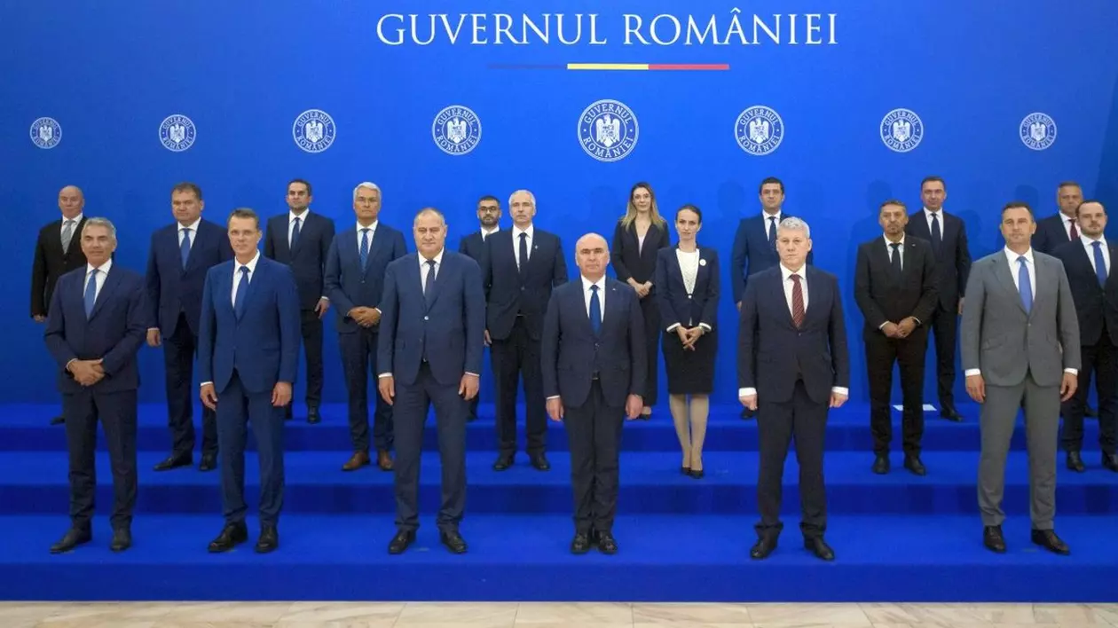 Cinci vicepremieri îl încadrează pe premierul Bolojan, în primul rând: Anastasiu, Moșteanu, Neacșu, Predoiu și Barna
