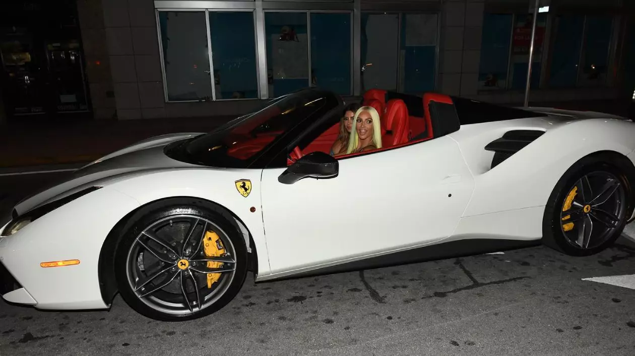 Kim Kardashian într-un Ferrari alb, îmbrăcată cu o rochie mini din latex metalizat și o perucă galbenă strălucitoare, în timp ce ea și prietena ei Larsa Pippen se plimbă cu un Ferrari alb prin Miami. Cele două se îndreptau spre restaurantul Prime 112, renumit pentru fripturile sale, pentru a lua cina. 17 august 2018