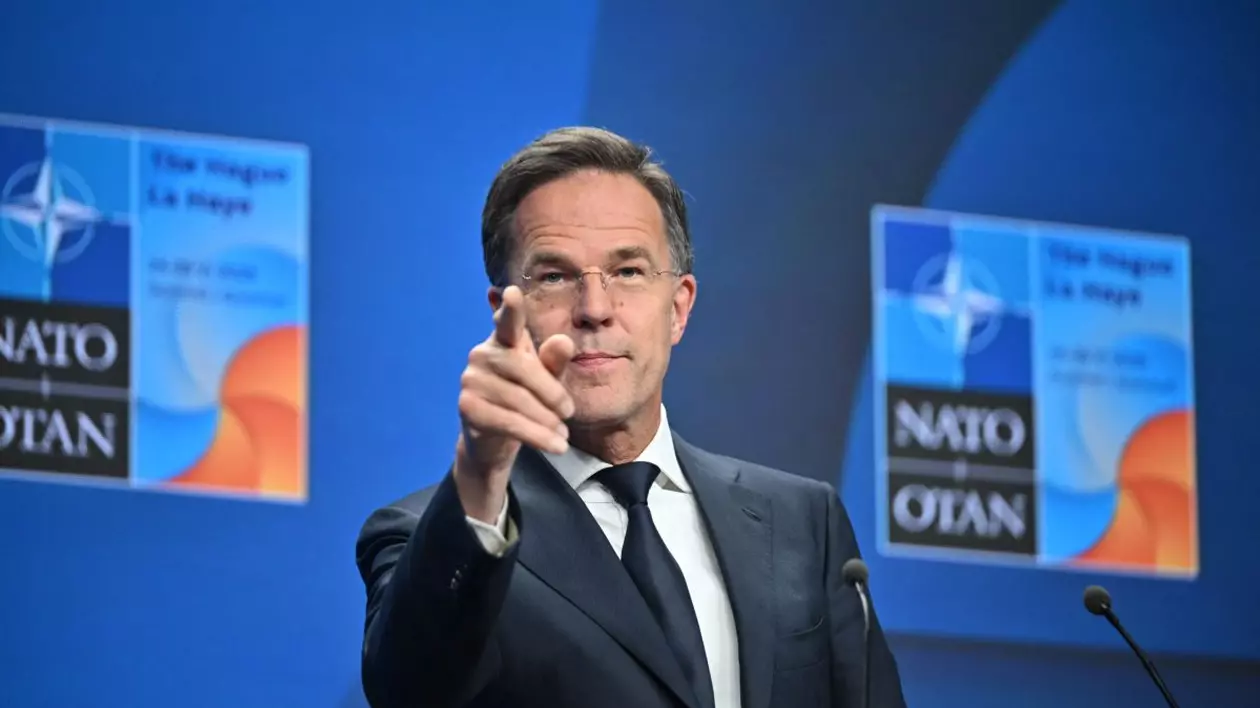 Mark Rutte arată cu degetul din spatele pupitrului la summitul NATO de la Haga.