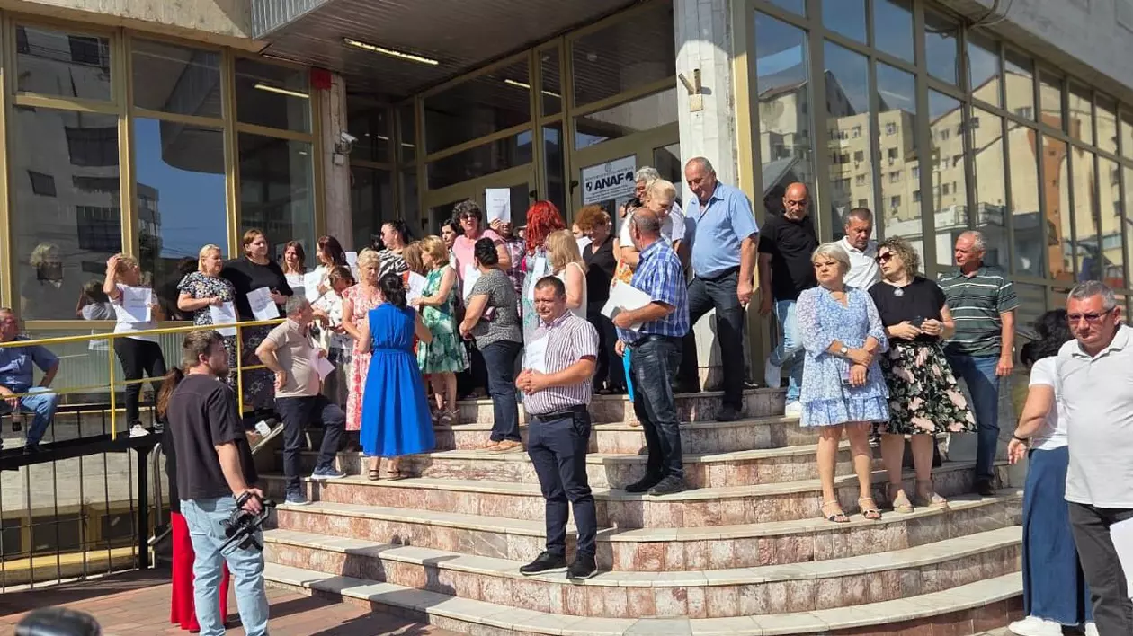 Mai mulți angajați pe treptele ANAF, în semn de protest față de măsurile guvernamentale, iulie 2025