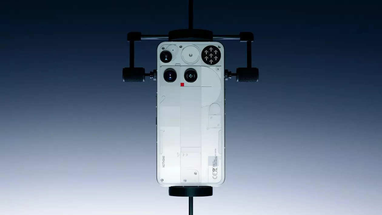 Un telefon Nothing Phone 3(A) ținut artistic într-o menghină mică, pe un fundal bleu cu negru.