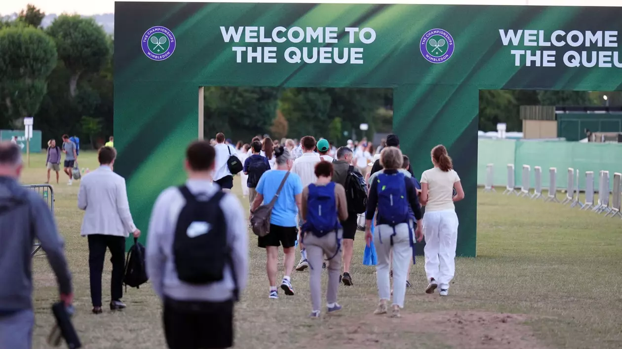 Imagine cu mai mulți oameni care merg spre terenurile de tenis -Wimbledon 2025