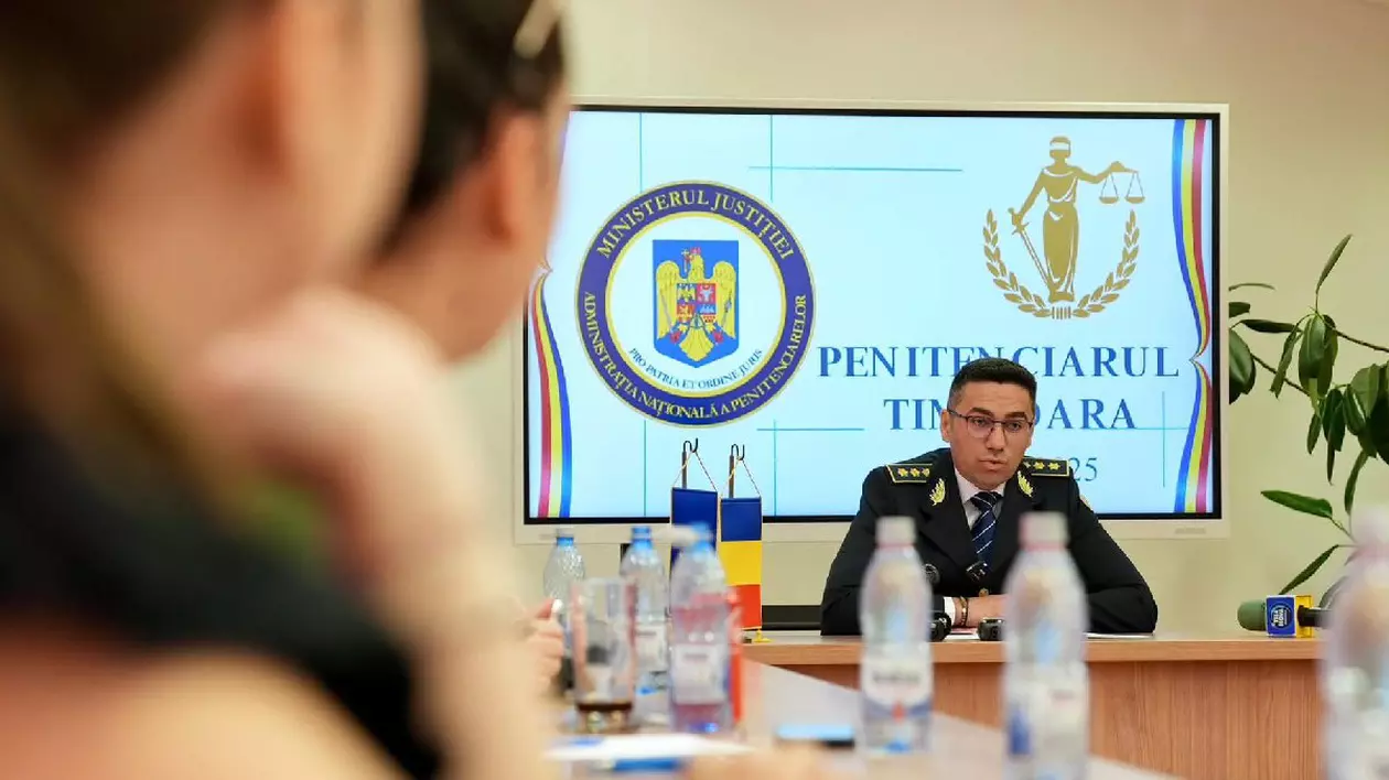 Un comisar de poliție vorbește în cadrul unei conferințe de presă