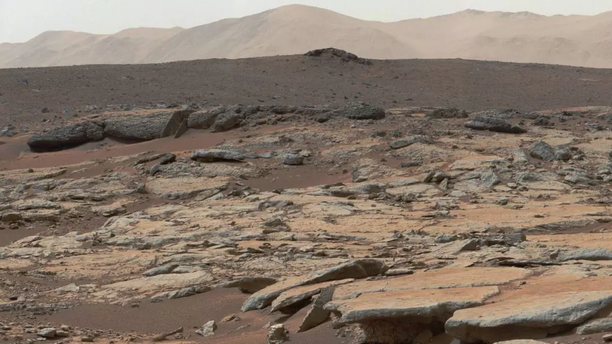 Relieful planetei Marte este arid, rocile portocalii se văd în fotografie